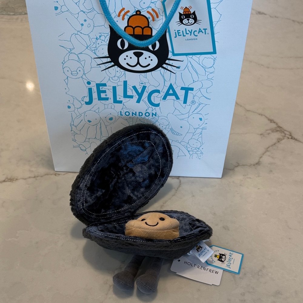 Jellycat London Smiling Oyster Plush in Dark Gray